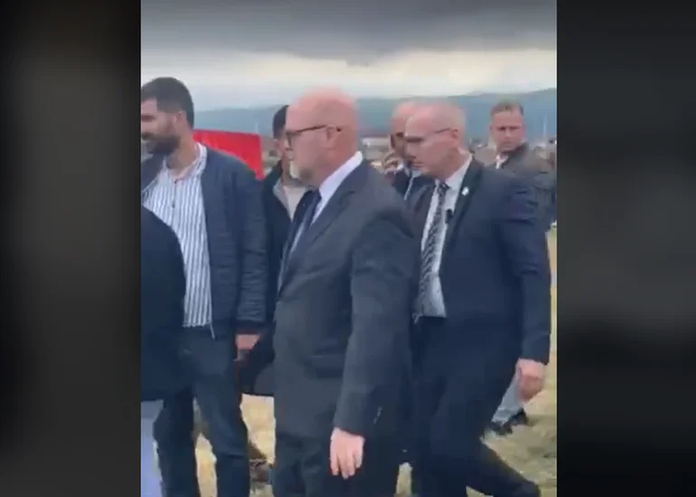Hovenier, Szunyog e Rifat Jashari marrin pjesë në varrimin e policit të vrarë