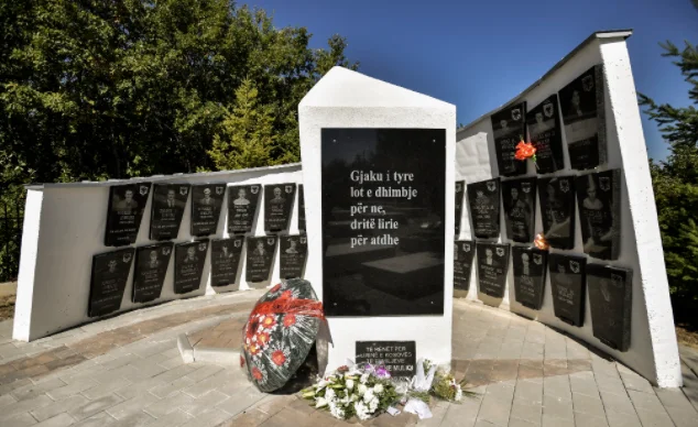 Osmani kujton Masakrën e Abrisë: Regjimi i Millosheviqit ua mori jetën egërsisht 23 anëtarëve të familjes Deliu