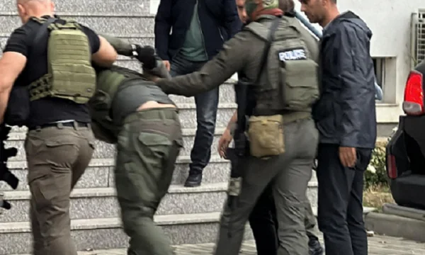 Policia sjell në stacion njërin prej sulmuesve të arrestuar (VIDEO)