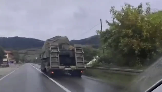 Vuçiq e shëtit ushtrinë nëpër Serbi: Automjete të blinduara dërgohen nga Kraleva drejt Rashkës