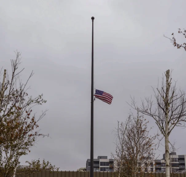 Flamuri amerikan në gjysmë-shtizë te Ambasada: Në nderim të policit Afrim Bunjaku