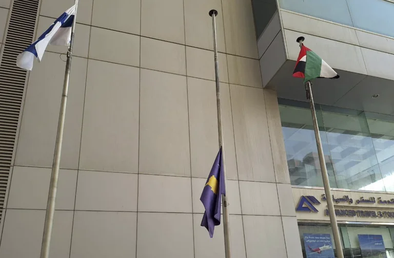 Vrasja e policit, në Ambasadën e Kosovës në Emiratet e Bashkuara Arabe ulet flamuri i Kosovës në gjysmështizë