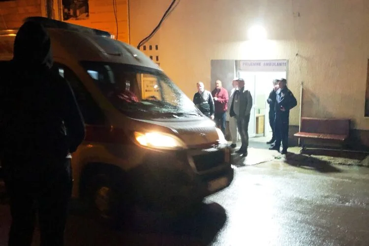 Dy sulmues serbë po trajtohen në Novi Pazar, MPB e Serbisë gjatë gjithë natës ka qëndruar para hyrjes së spitalit