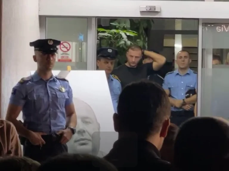 Ndizen qirinj, nderohet vepra e policit të vrarë sot në detyrë