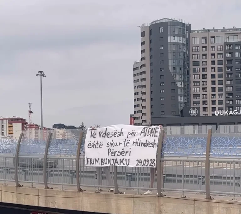 Në hyrje të Prishtinës vendoset baneri me mbishkrimin: “Të vdesësh për ATDHE është sikur të rilindësh përsëri”
