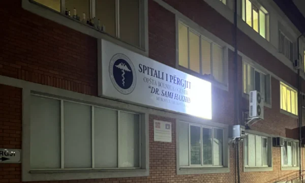 Drejtoresha e spitalit të Mitrovicës: Polici i plagosur do të operohet