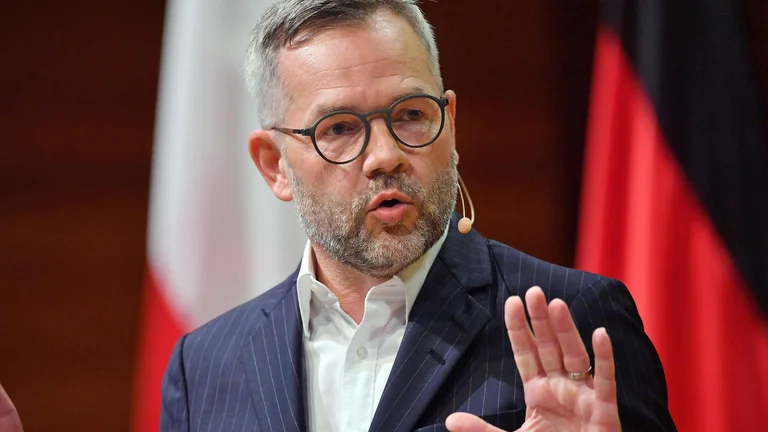 “Z. President vrasja e njerëzve është krim i tmerrshëm”, përplasje mes Vuçiq e deputetit gjerman që i lidhi terroristët me Beogradin