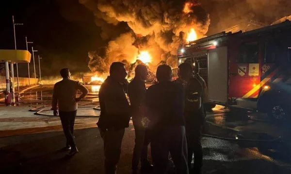 Zjarr në fabrikën e bojërave në Tiranë: Helmohen disa zjarrfikës, dërgohen në spital