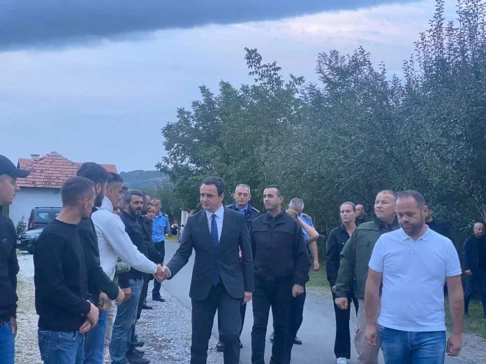 Kurti u shkon për ngushëllime familjes së policit të vrarë