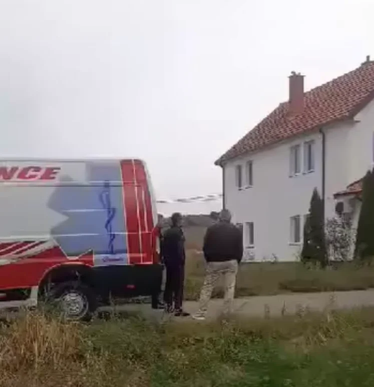Një autoambulancë në oborr: Pamje nga shtëpia e policit të vrarë në veri (VIDEO)