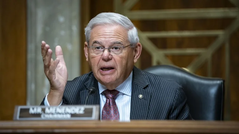 Akuzohet për ryshfet, Bob Menendez jep përkohësisht dorëheqje si kryetar i Komitetit për Marrëdhënie me Jashtë në Kongresin amerikan