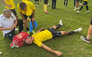 Embarrassed, Fußballspieler Liridon Fetay wird angegriffen, bleibt im Feld liegen