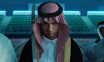 Ronaldo erscheint als arabische Scheich mit einem Schwert in seiner Hand in Al Nassr ad