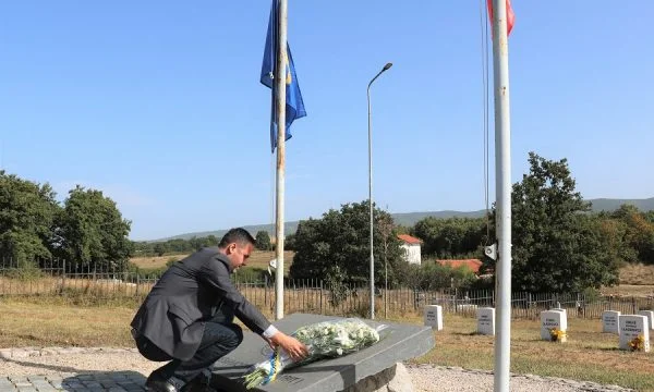 Konjufca nderon heronjtë Fehmi e Xhevë Lladrovci
