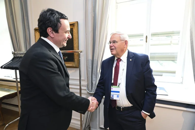 I akuzuari për ryshfet senatori amerikan Menedez këtë vit ishte takuar me kryeministrin Kurti, çka kishin biseduar?