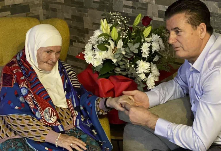 Agim Bahtirit i vdes nëna