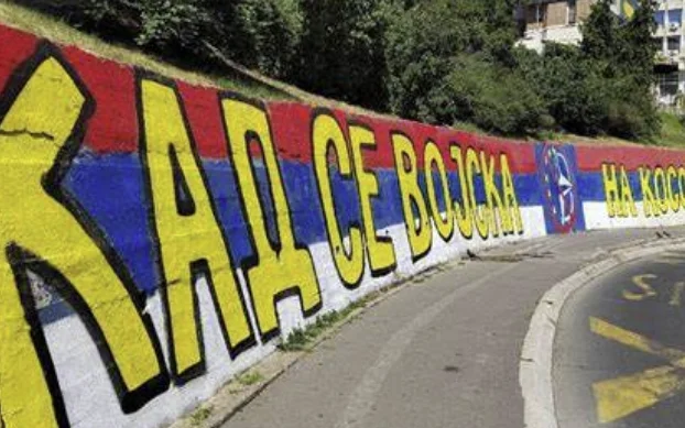 Vazhdon paraqitja e grafitit “Kur ushtria të kthehet në Kosovë” në veri