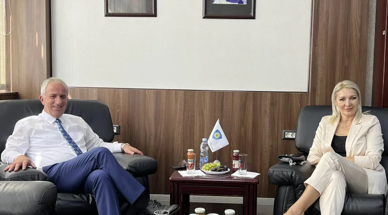 Negociatat vazhdojnë: Bali Muharremaj publikon foto me gruan pas raportimeve se po del n’VV