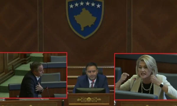 Selmanaj ngritet në këmbë gjatë replikës me Kusari-Lilën, i përmend përgjime të reja