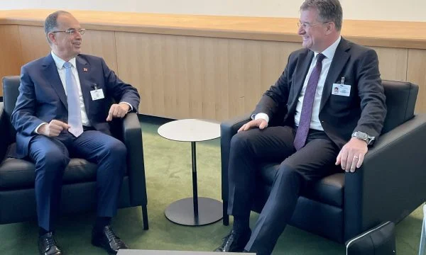 Lajçak takohet me Begajn: I çmoj pikëpamjet e tij për dialogun Kosovë-Serbi