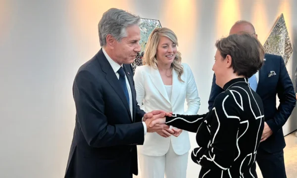 Gërvalla takon Blinkenin, thotë se pati një shkëmbim të shkurtër por substancial me Sekretarin