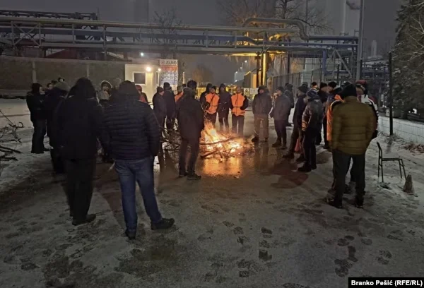 Kompanitë kineze i disiplinojnë punëtoret serb, i detyrojnë të rreshtohen dhe recitojnë çdo mëngjes