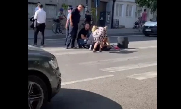 Policia jep detaje për aksidentin në qendër të Prishtinës ku vetura përplasi një motoçiklist