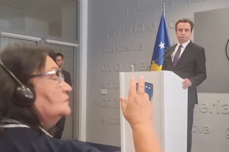 MOMENT QË NUK E KENI PARË: Gazetarja serbe provokon duke ngritur tre gishta në sy të Kurtit?