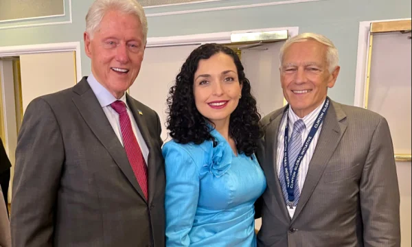 Osmani takon Clintonin dhe Clarkun: Dy heronj, një histori, Kosova në mes!