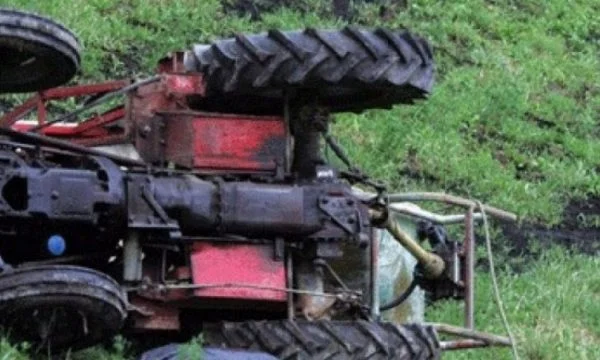 Vdes një person në Suharekë, u rrokullis me traktor