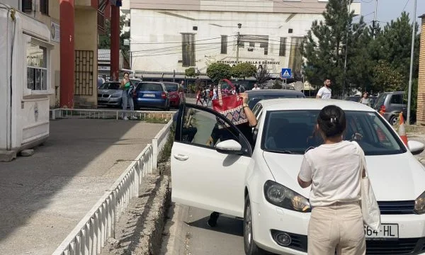 Edukatorja që dyshohet se dhunoi 3 vjeçarin në kopsht, e mbulon kokën me çantë pas intervistimit nga Policia