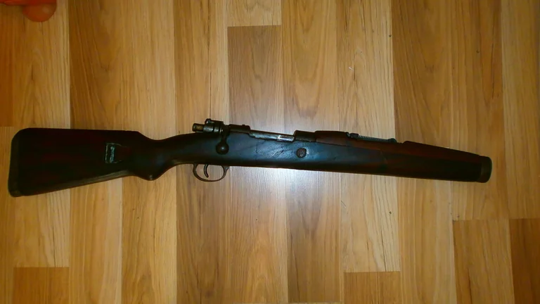 Qytetari në Shtime e dorëzon armën në Polici për shkak të gjendjes shëndetësore, e kishte me leje