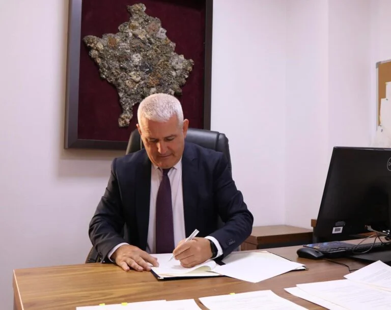 Kosova dhe Maqedonia e Veriut me pika të përbashkëta kufitare, njofton Sveçla