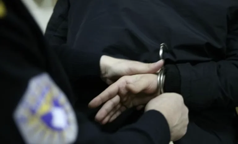 Policia: Dhjetë të arrestuar për keqpërdorim të kartelave bankare