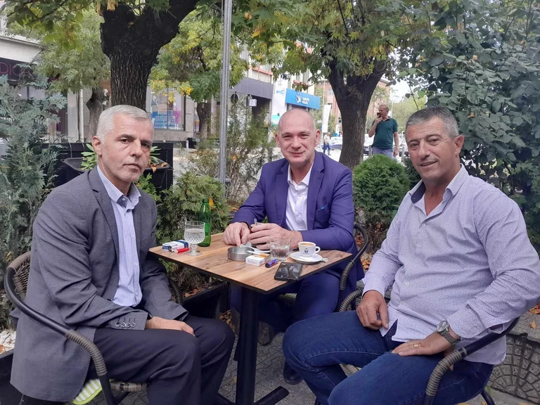 Klinaku pi kafe me Humollin e VV-së: Me shokë