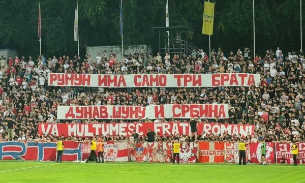 “Faleminderit vëllezër rumunë” – Tifozët serbë falënderojnë rumunët për mesazhin e shfaqur në ndeshjen ndaj Kosovës