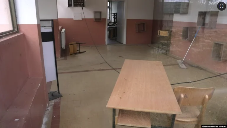 Të braktisura e të dëmtuara – pamjet e shkollave të mbyllura nëpër Kosovë
