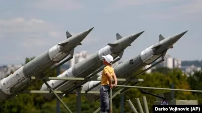 Explorar en la fábrica de defensa en Serbia