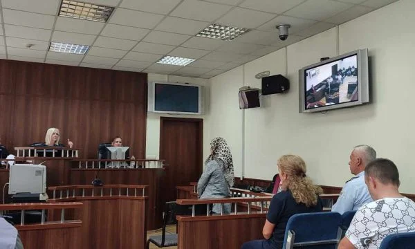 L'assassinio a Dragash, accusato di essere stato colpito due-tre volte da uno strumento forte, ma nega che ha ucciso la cognata.