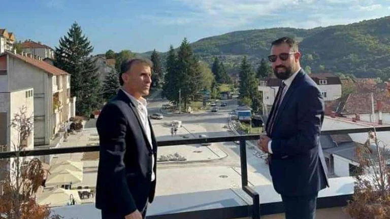Lulzim Hetem come non abbiamo visto: Visto fuori gli uffici degli oggetti, questa volta sul balcone
