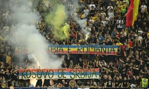 “Danke Brüder”, serbische Fans danken rumänischen Hooligans für das Banner gegen Kosovo