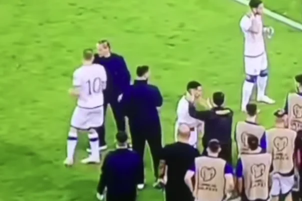 Immagine che non hai visto dal match con la Romania: Il momento in cui Gliha lo tira su e grida a Zegrov