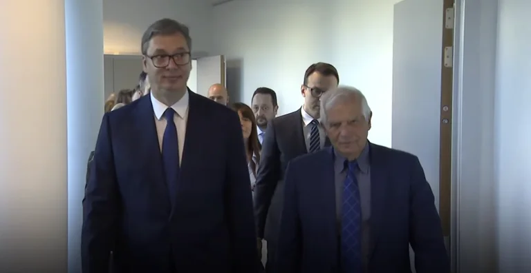 vista dentro de la reunión de Vuciki con Borrell y Lajcak