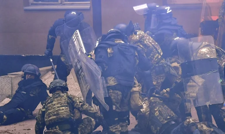 Anche due soldati KFOR ungheresi attaccati dai Serbi a Zvecan sono amputati ai loro piedi