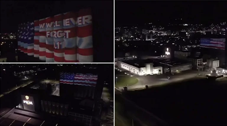 Die Peja Beer Fabrik ist mit einer amerikanischen Flagge zu Ehren der 11. September Opfer beleuchtet