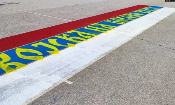“Lorsque l'armée retourne au Kosovo” Le graphite couleur du drapeau serbe apparaît dans la cour d'une école du nord de Mitrovica