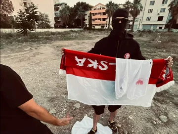 Gjilan's “Ultras Skiftet” Zusammenstöße mit Polen letzte Nacht, streifen sie von Bedarf und Flagge