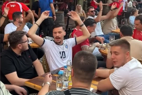 Albaner und Schweizer Jubeln: Oy Kosovo, meine Nana (VIDEO)