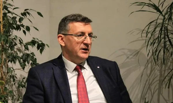 Unter Verdacht des Amtsmissbrauchs reagiert der ehemalige Leiter des Zentrums für Soziales in Pristina Gemeinde