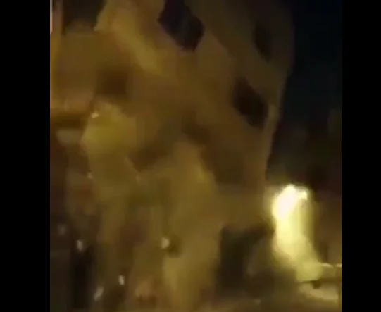 Personas acostadas en el suelo, imágenes cuando edificios en Marruecos se derrumben en terremoto